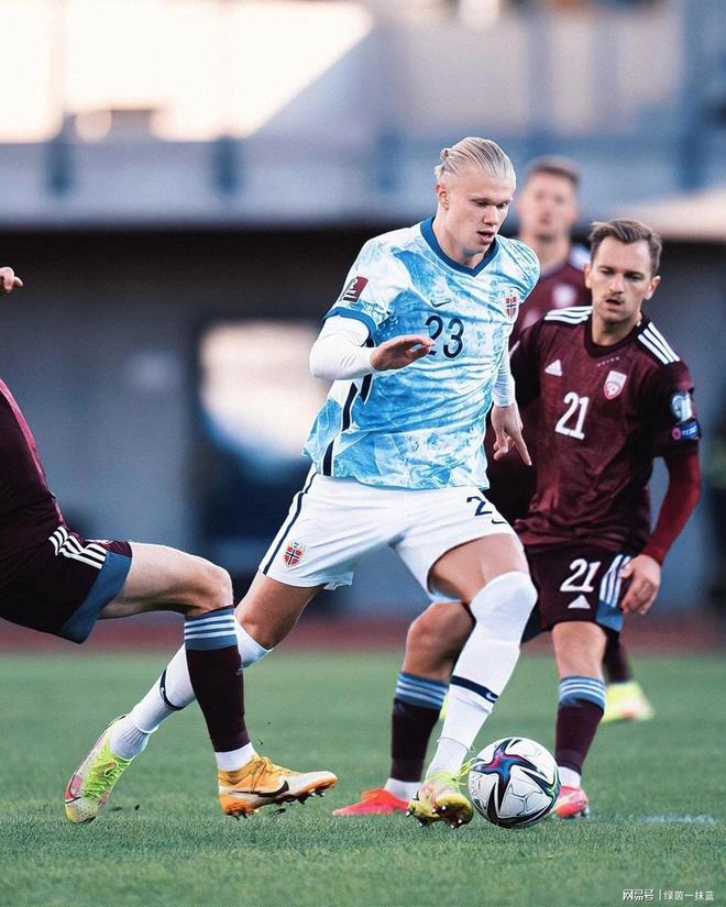 九游体育-哈兰德回归赛场，战术调整首场状态亮眼，公牛观众沸腾！的简单介绍